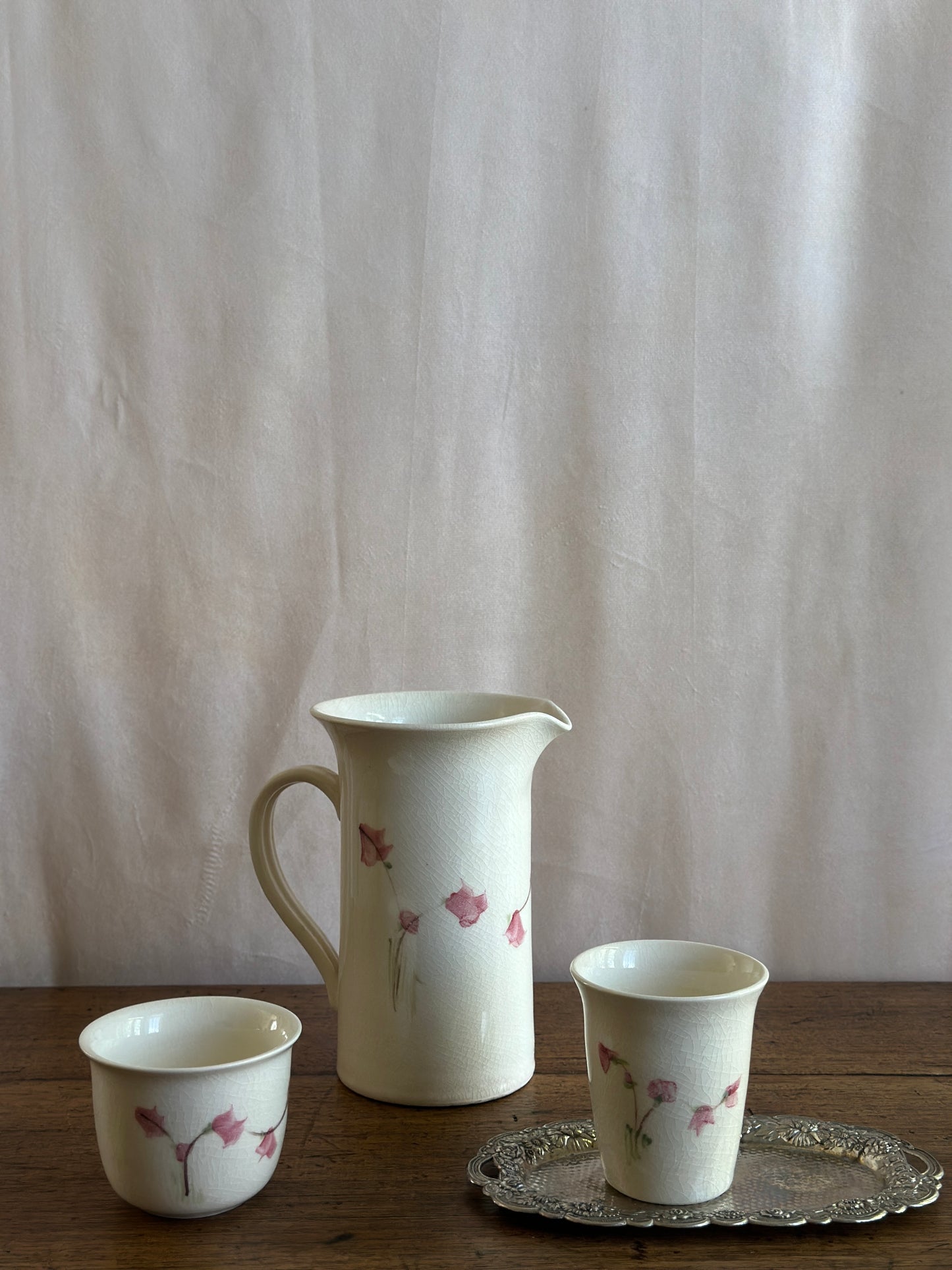 Pichet en céramique avec tasses