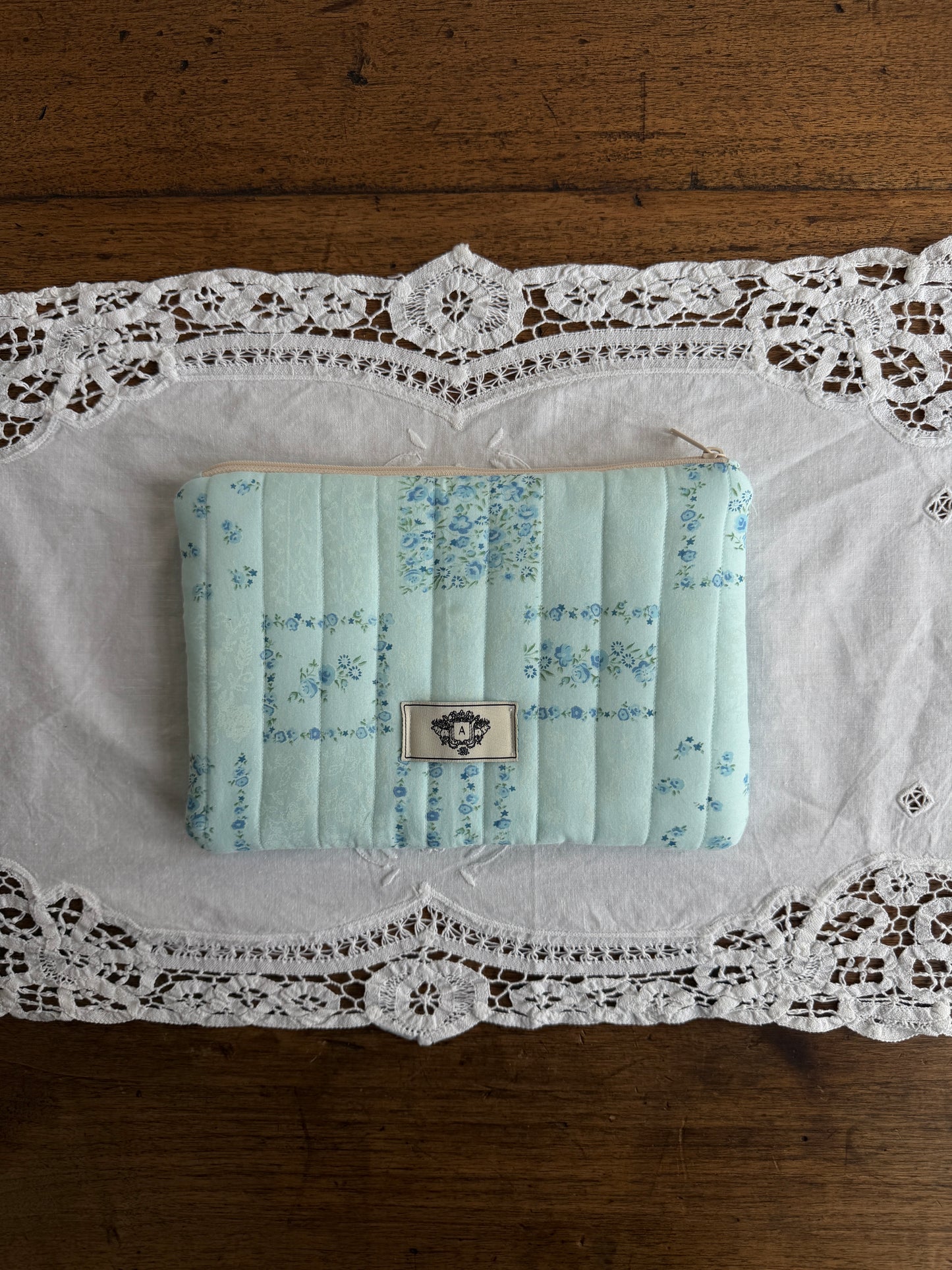 Pochette bleue à fleurs