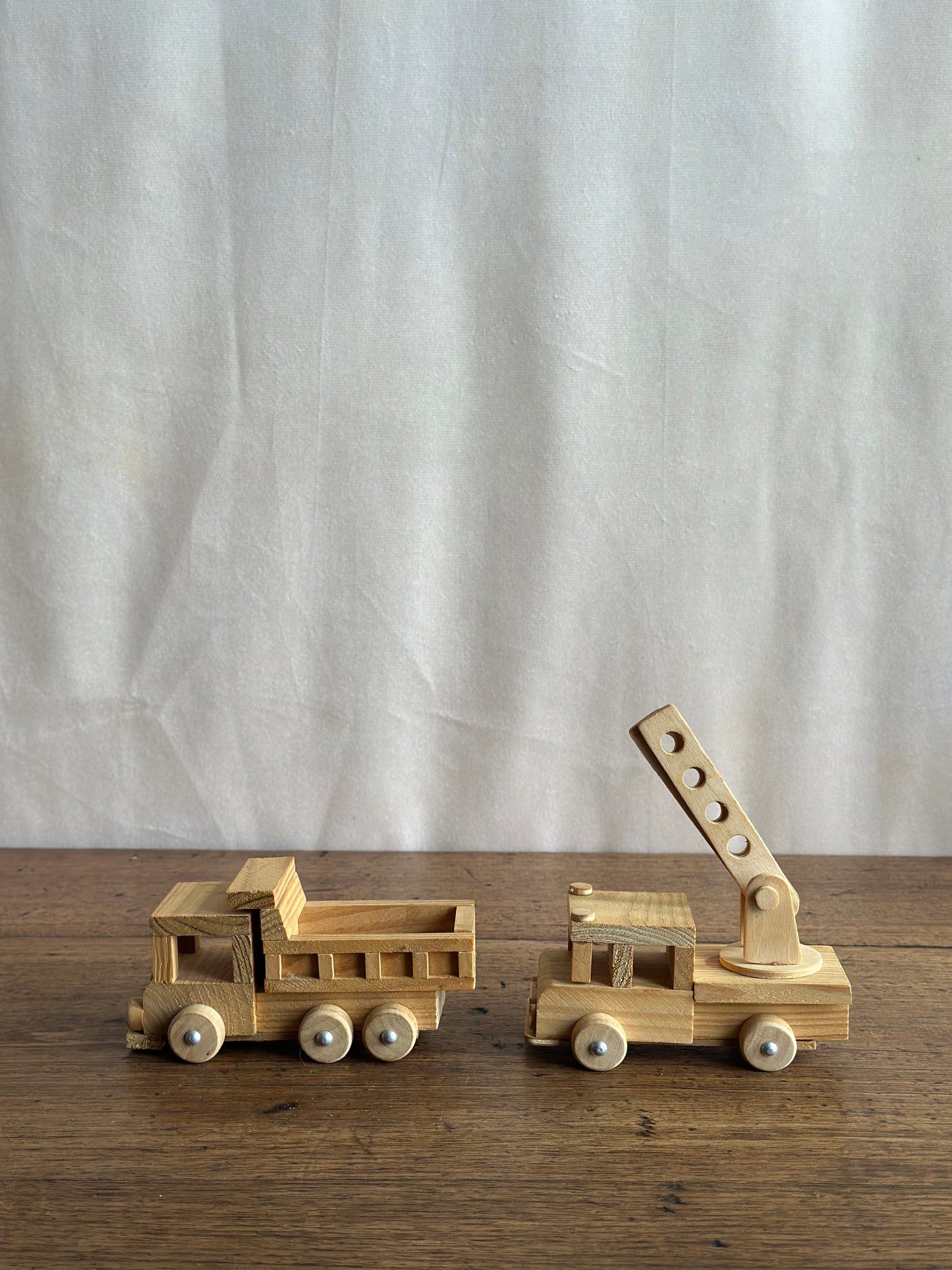 Duo de petits camions en bois décoratif