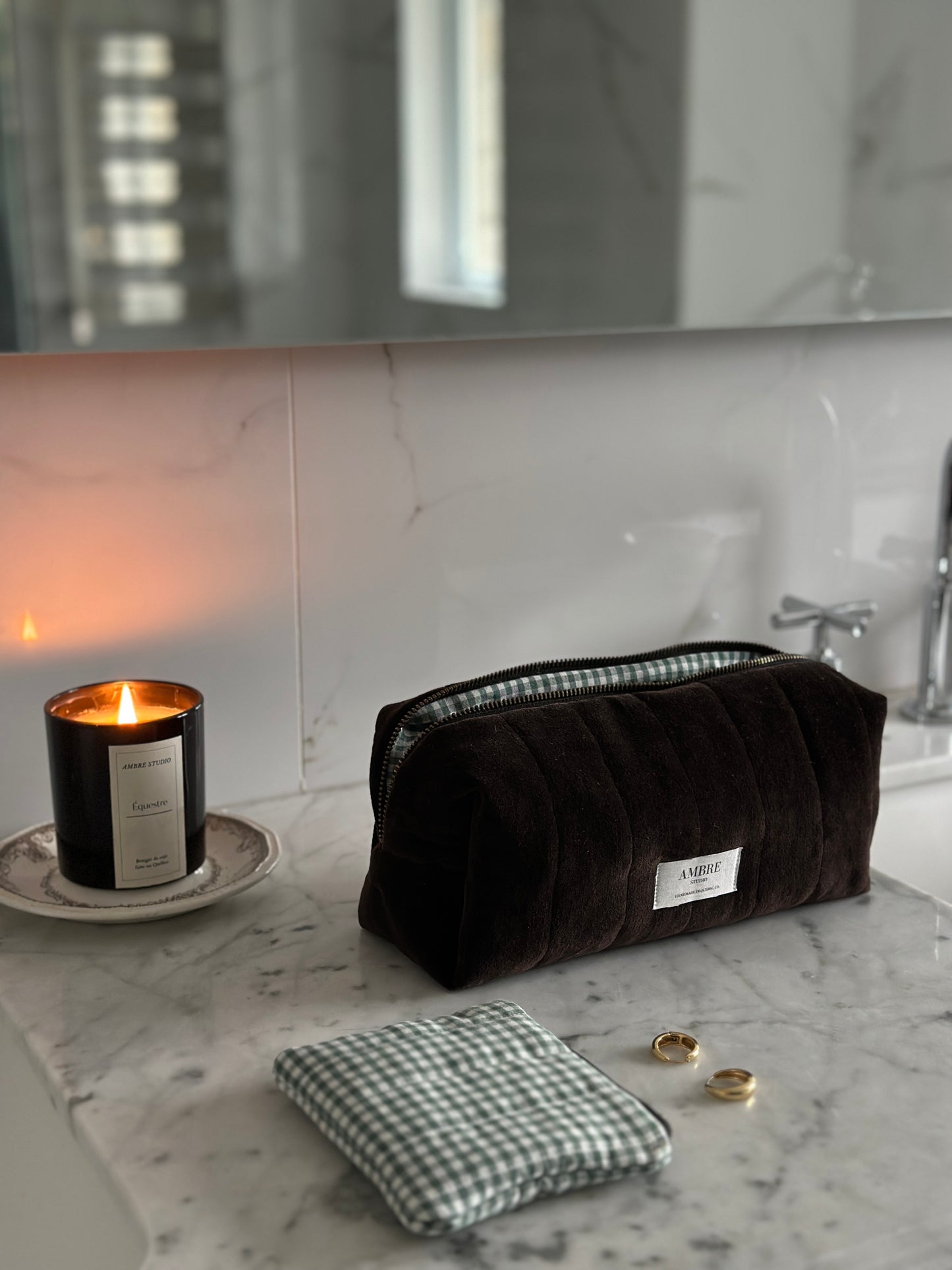 Trousse en velours brun avec pochette à carreaux