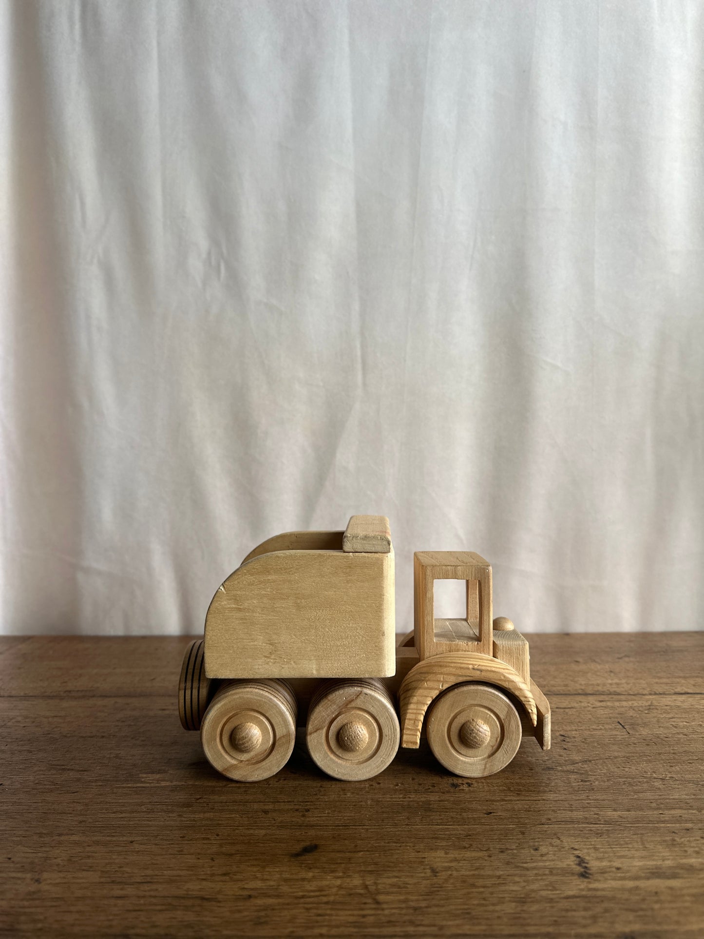 Camion en bois ancien