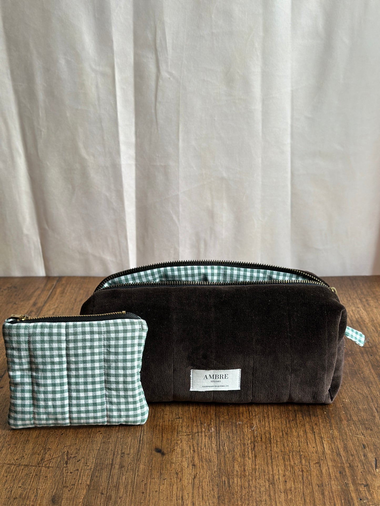 Trousse en velours brun avec pochette à carreaux