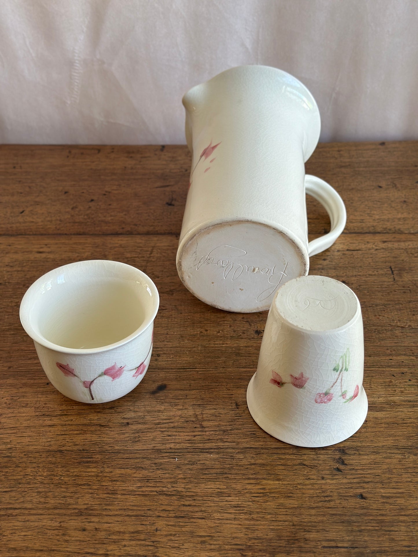 Pichet en céramique avec tasses