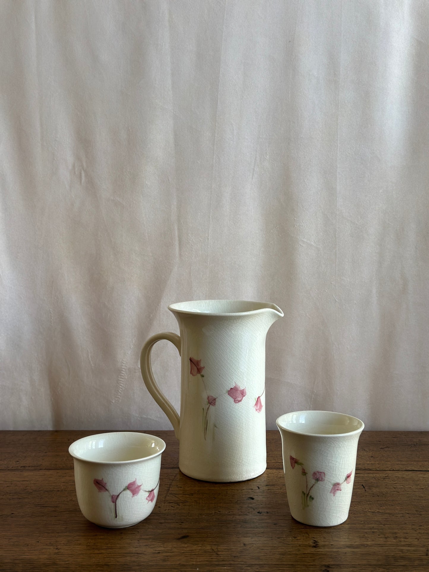Pichet en céramique avec tasses