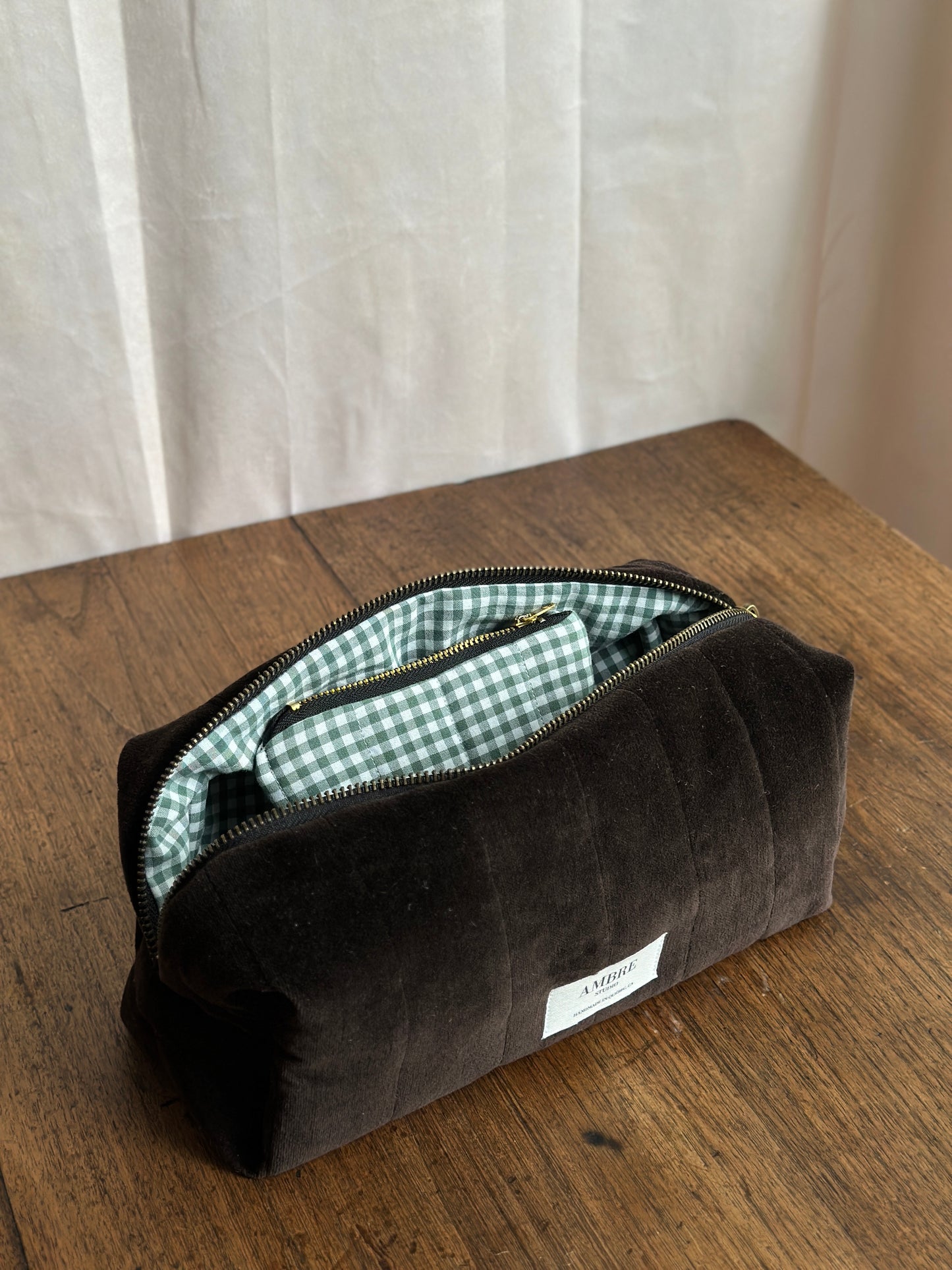 Trousse en velours brun avec pochette à carreaux