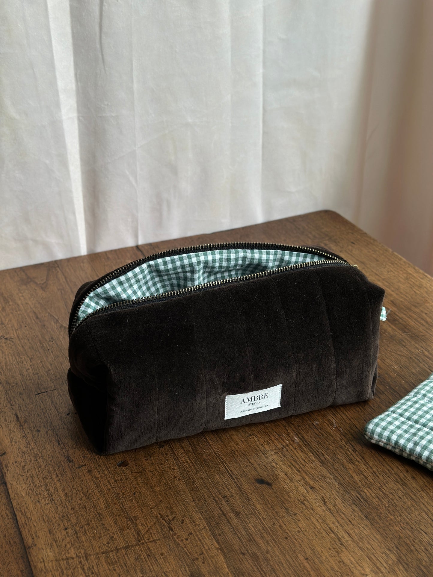 Trousse en velours brun avec pochette à carreaux