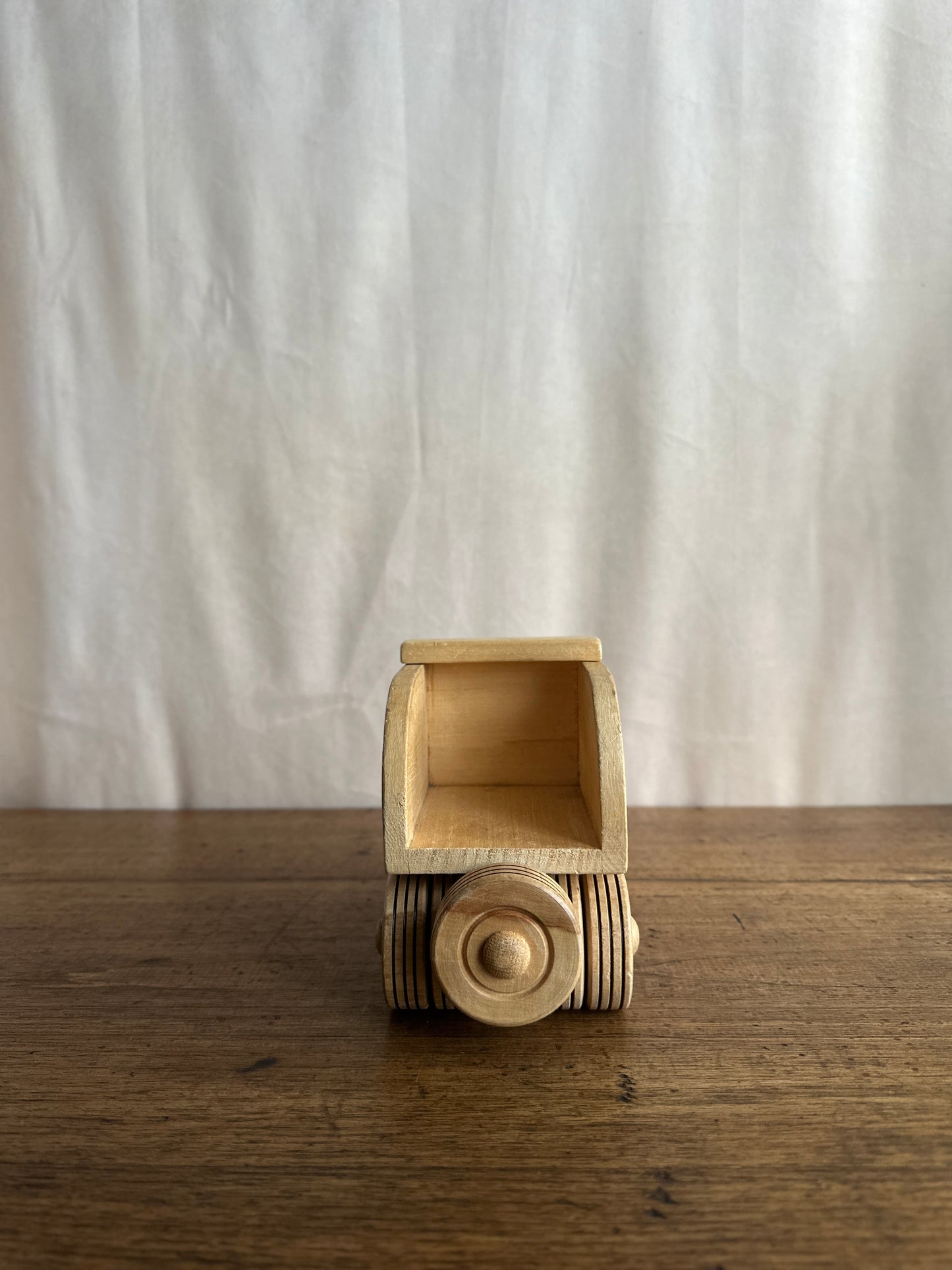 Camion en bois ancien