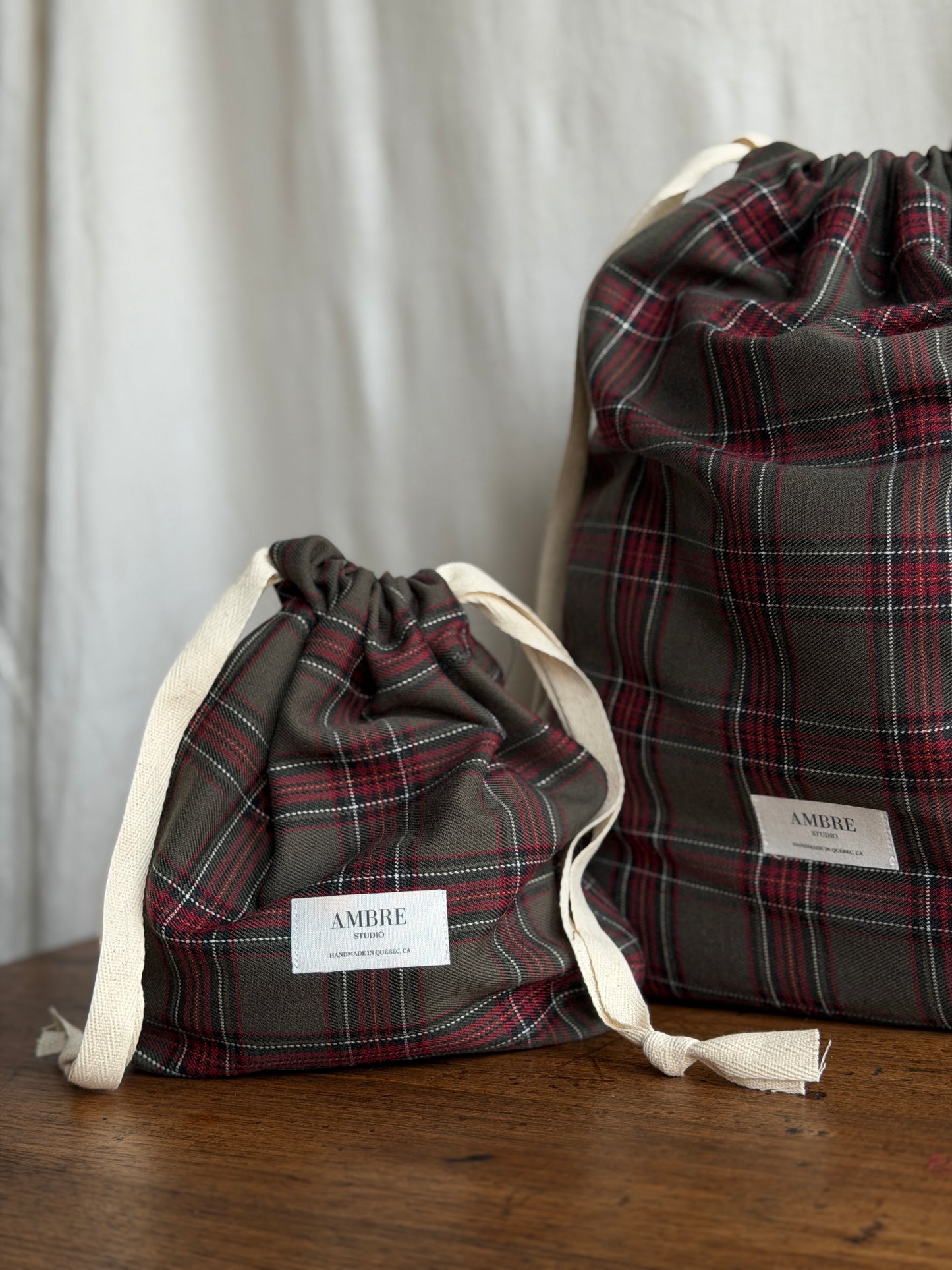 Trio de sacs en tissus à carreaux rouges