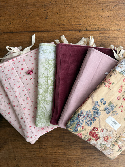 Pochette pour livres/ iPad avec fleurs anciennes et dentelle