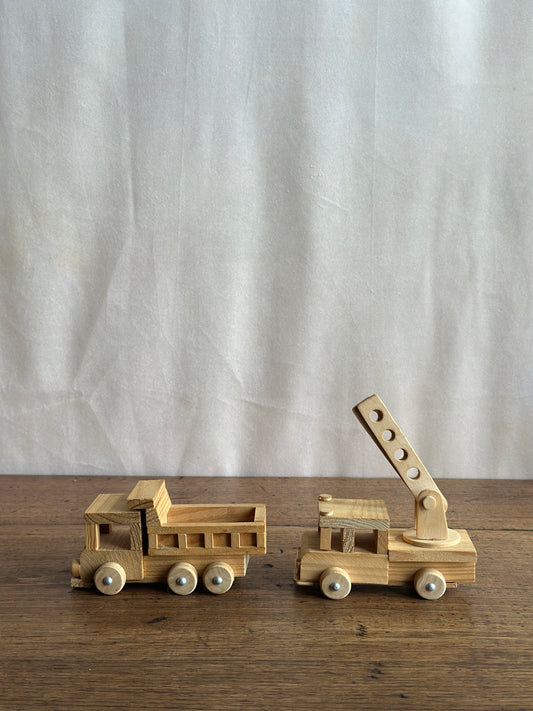 Duo de petits camions en bois décoratif