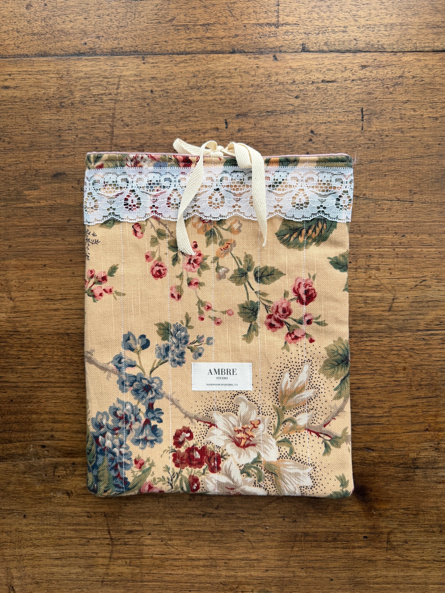 Pochette pour livres/ iPad avec fleurs anciennes et dentelle