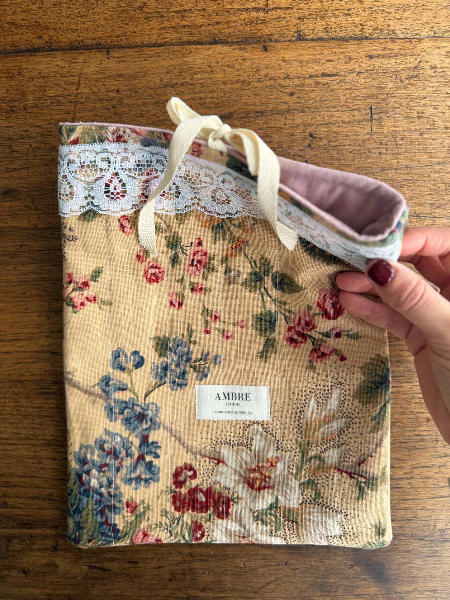 Pochette pour livres/ iPad avec fleurs anciennes et dentelle