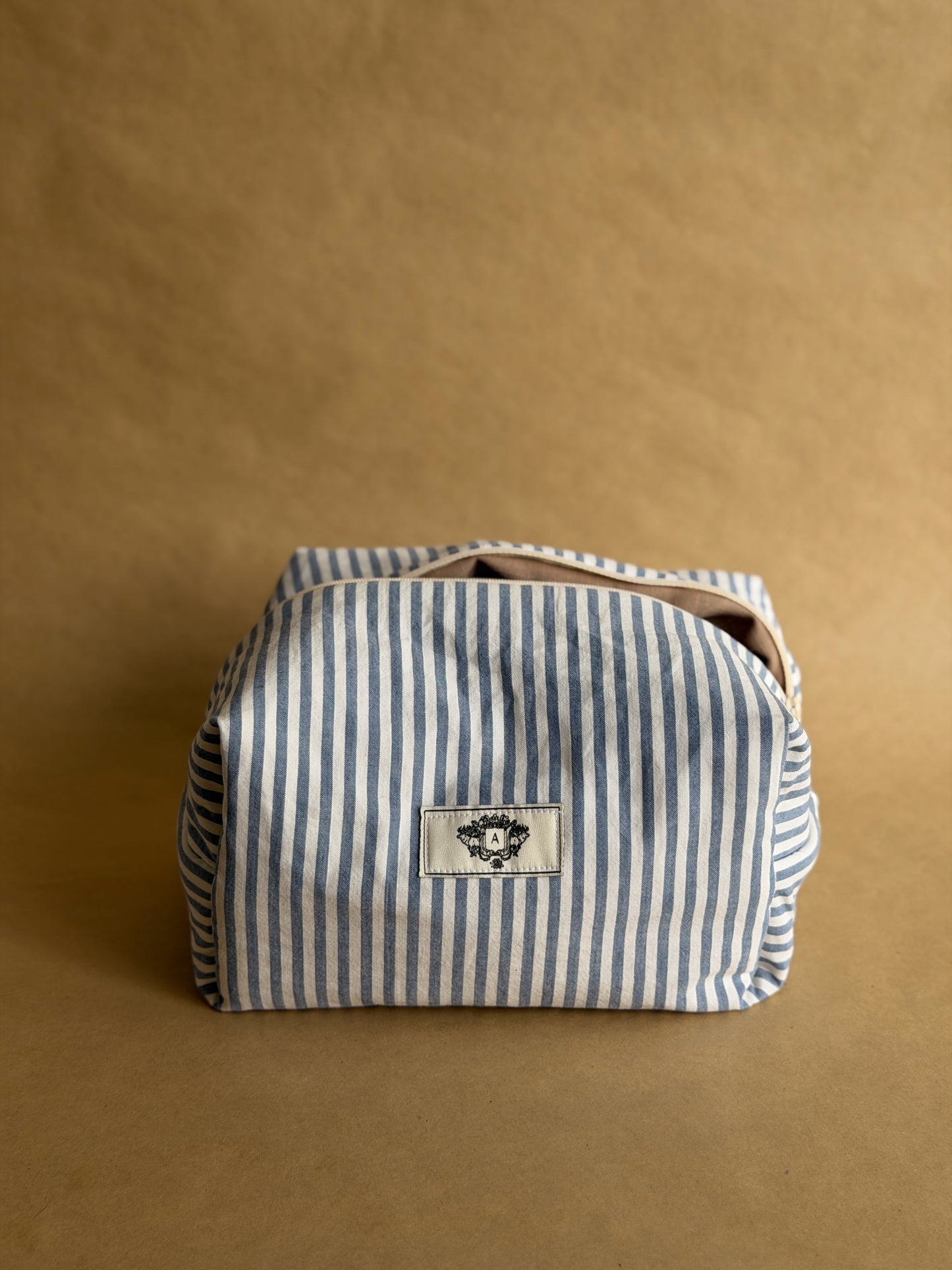 Trousse à rayures bleues et blanches