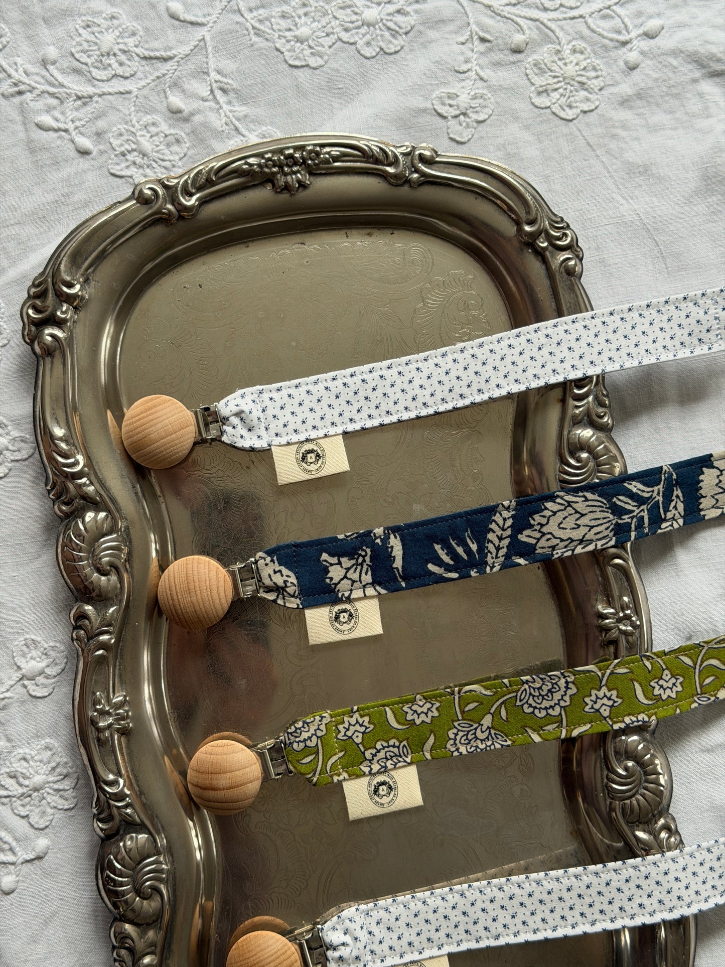 Attache-suce verte à motifs