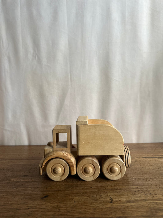 Camion en bois ancien