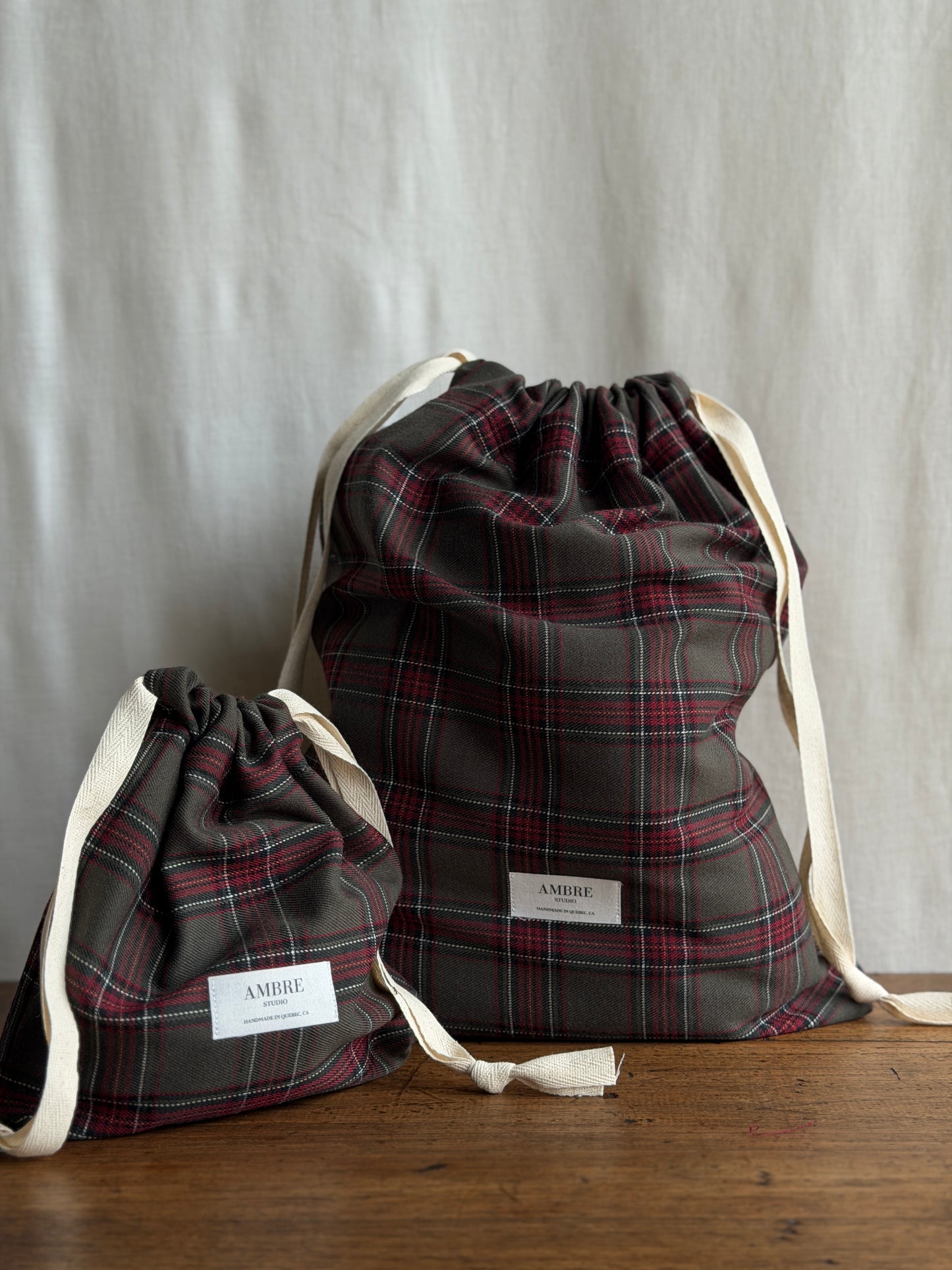 Trio de sacs en tissus à carreaux rouges