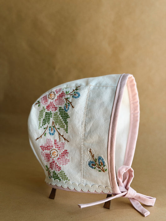 Bonnet brodé rose