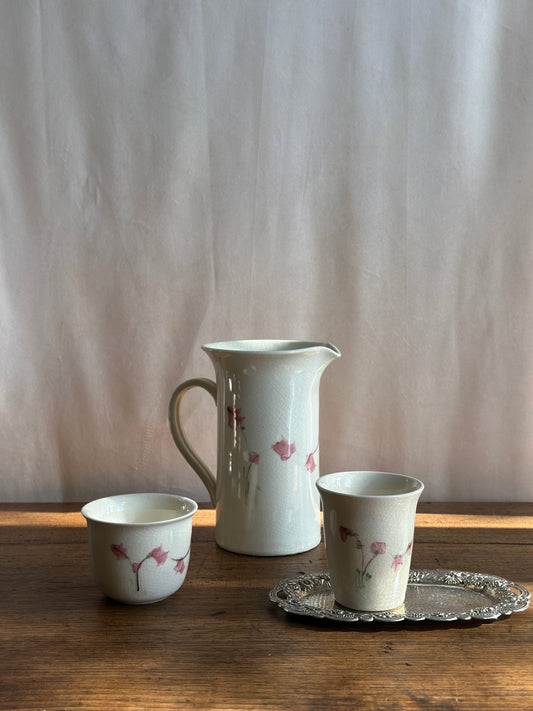 Pichet en céramique avec tasses