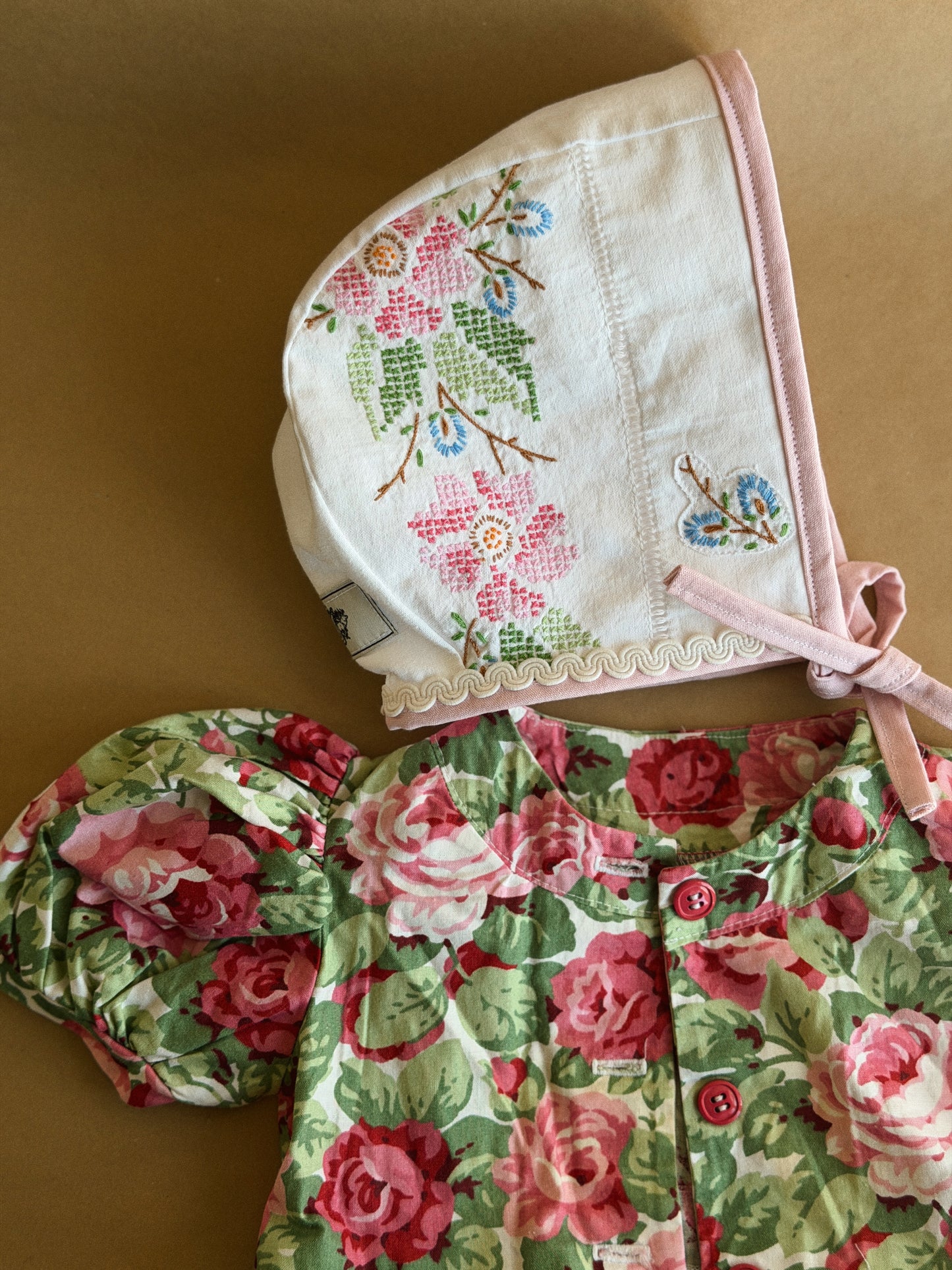 Bonnet brodé rose