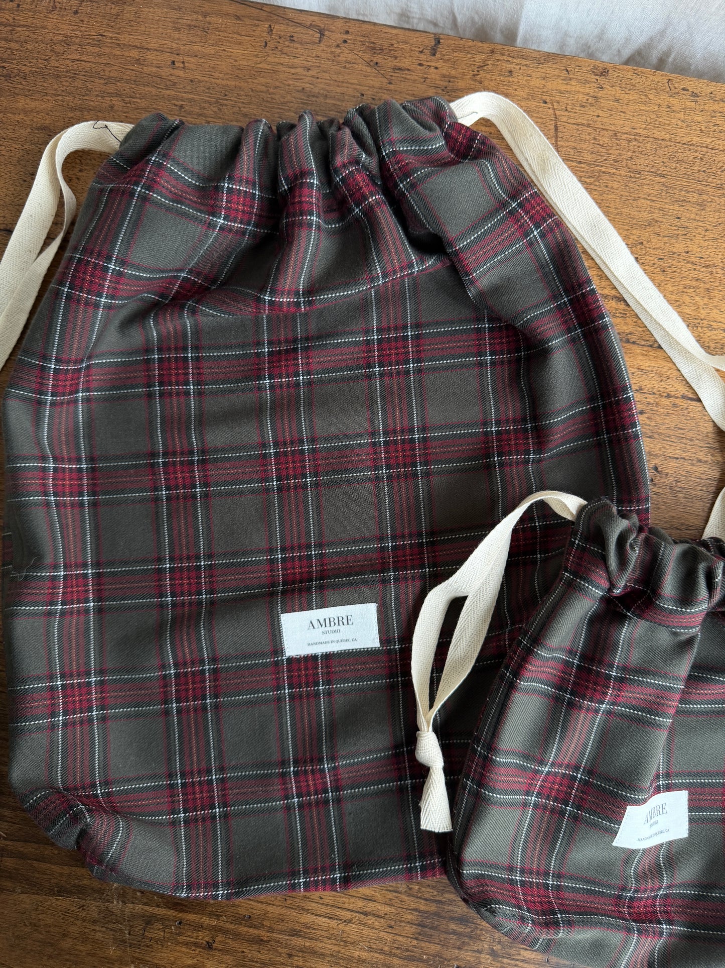 Trio de sacs en tissus à carreaux rouges