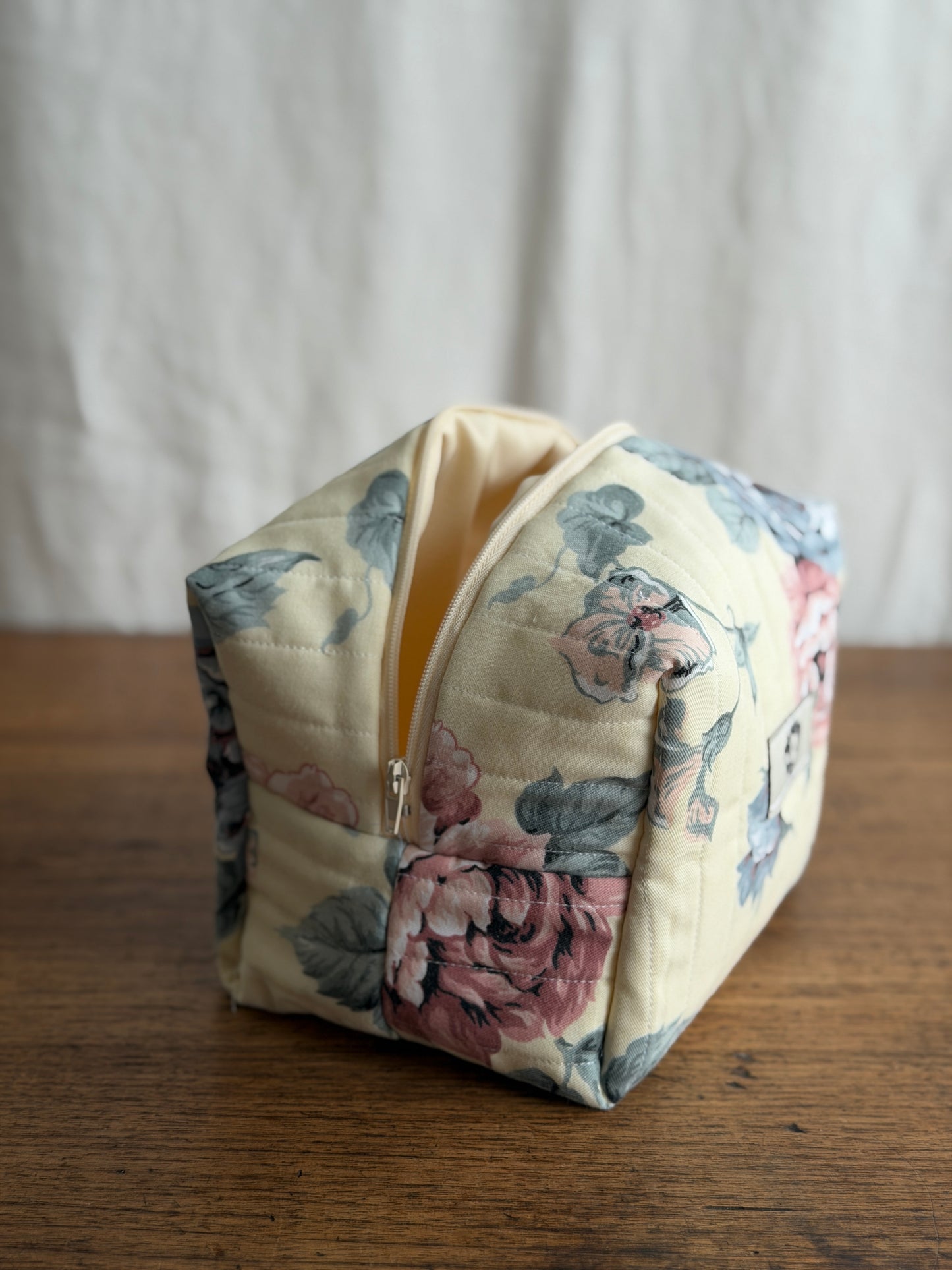 Trousse jaune à fleurs