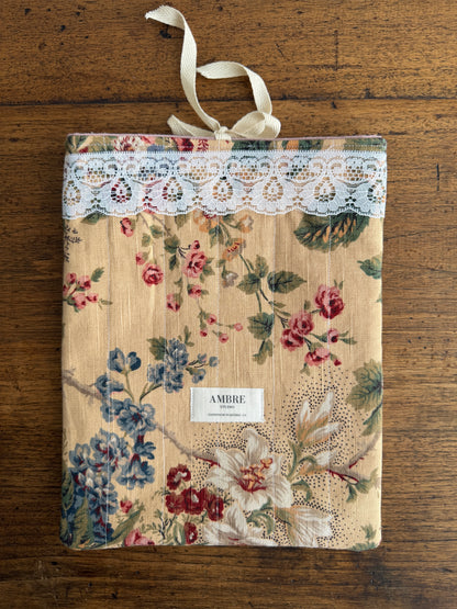 Pochette pour livres/ iPad avec fleurs anciennes et dentelle