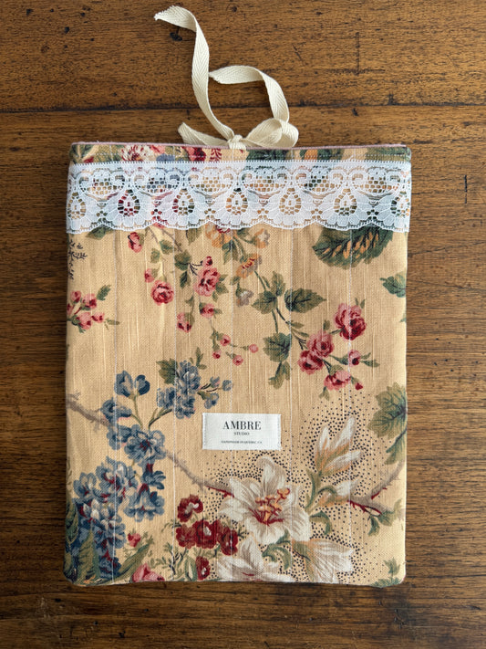 Pochette pour livres/ iPad avec fleurs anciennes et dentelle
