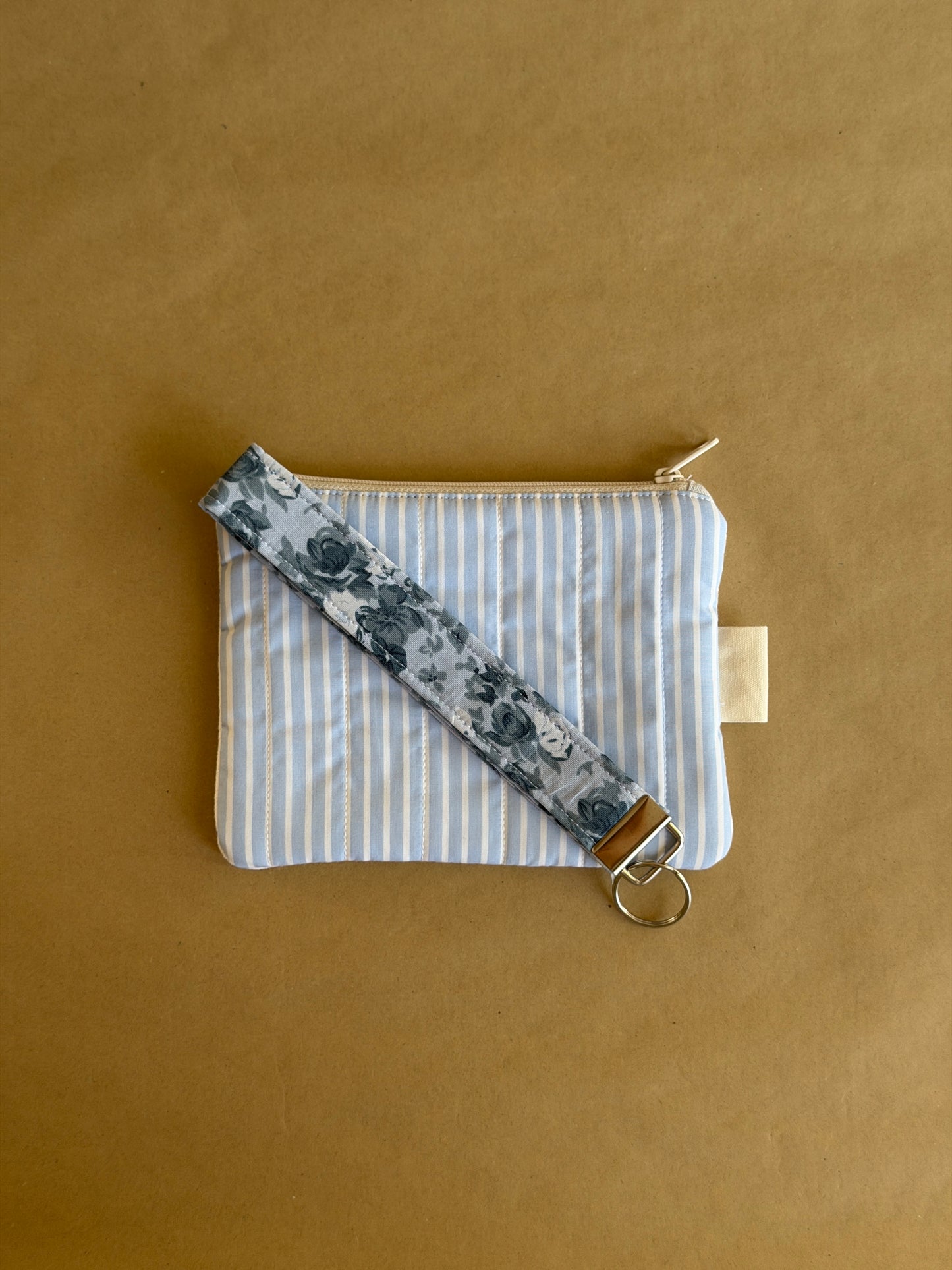 Pochette en lin avec broderie coquillages et porte-clés
