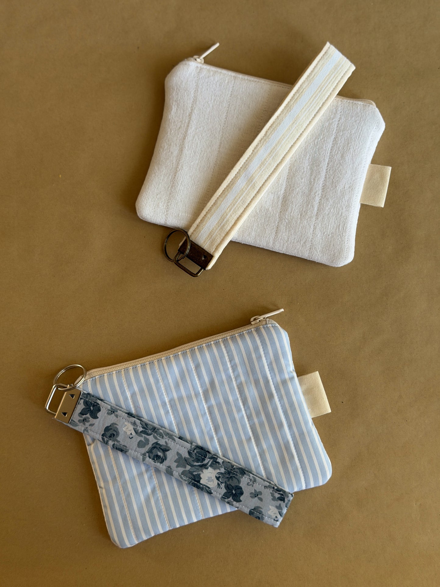 Pochette en lin avec broderie coquillages et porte-clés