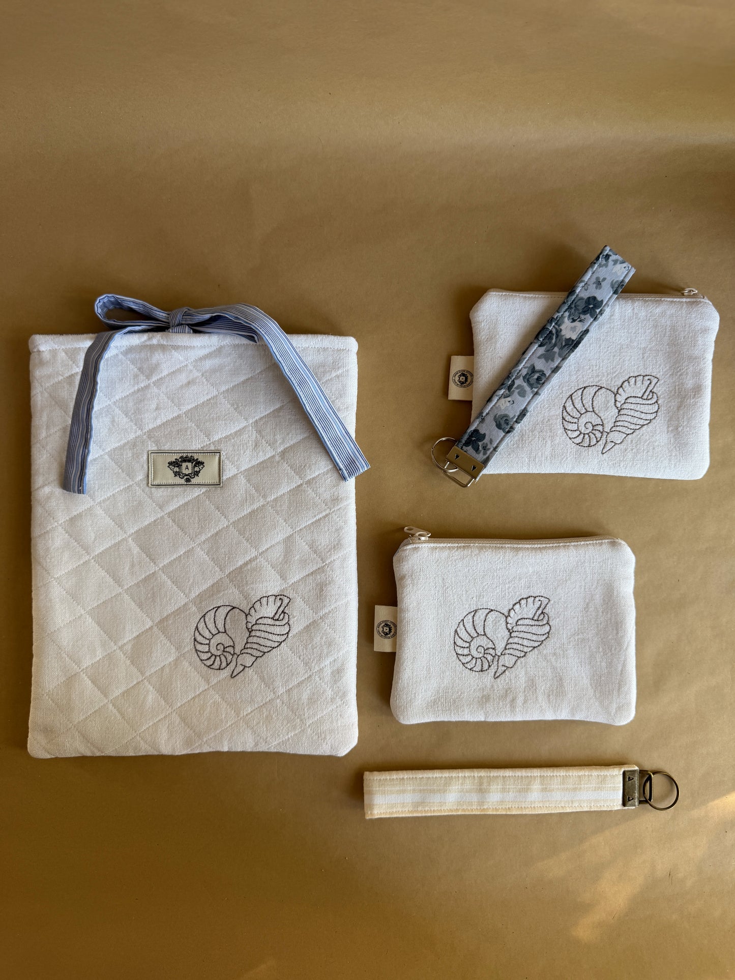 Pochette en lin avec broderie coquillages et porte-clés