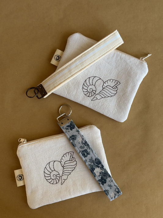 Pochette en lin avec broderie coquillages et porte-clés