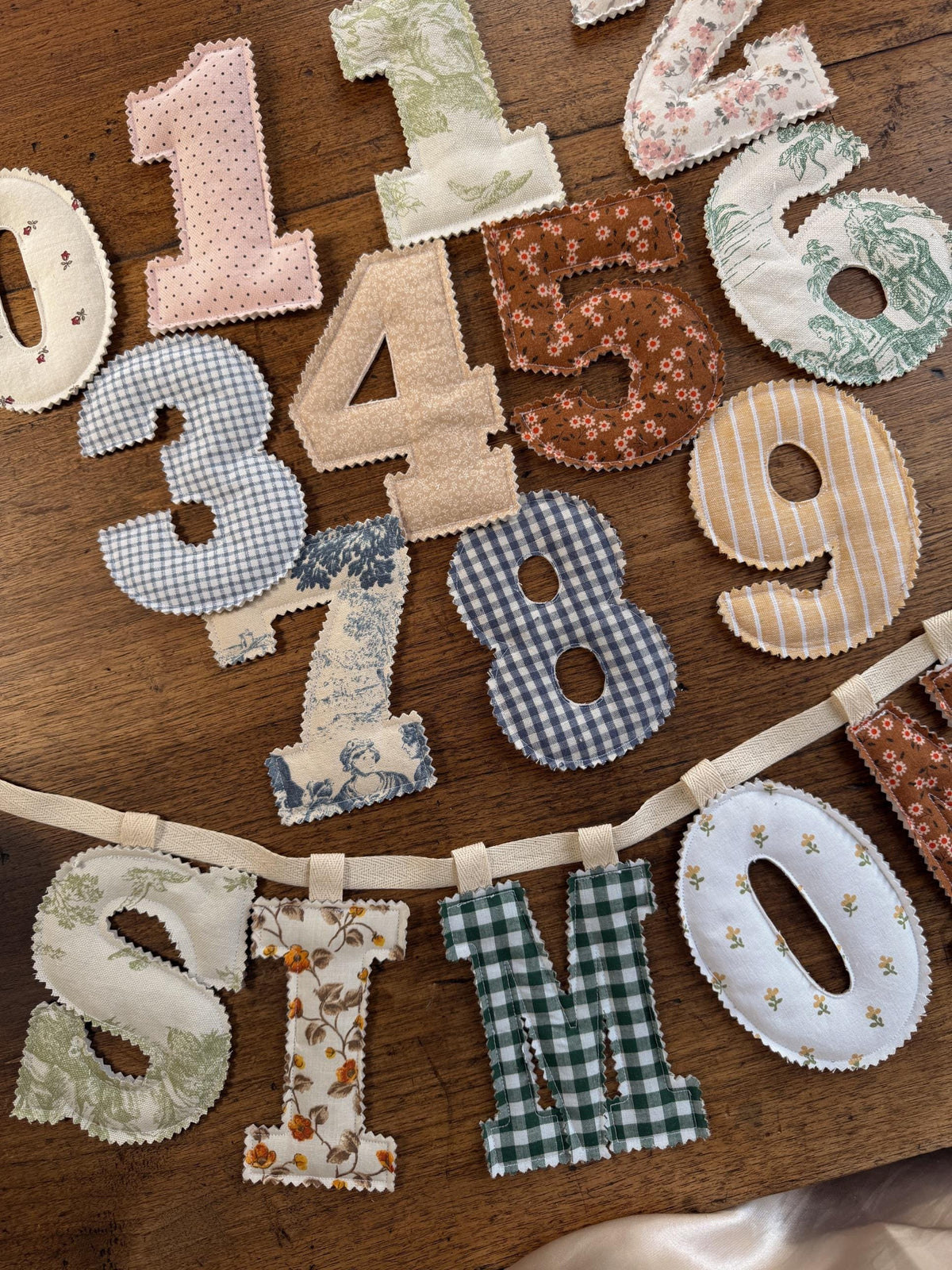Chiffres et bannière en tissu / fabric numbers and name banner
